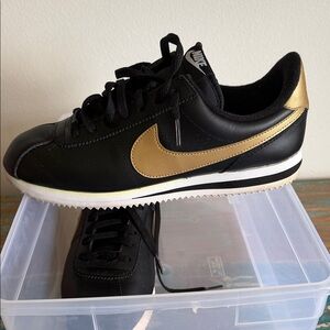 Nike Men’s Black and Gold Athletic Shoes Size 10